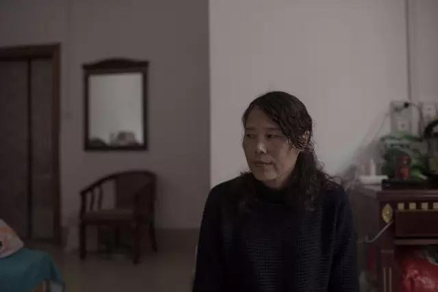杨春红曾一度想放弃治疗。手术后的折磨让她对生活开始怀疑,她害怕照镜子时看到自己不好的状态。 杨春红曾一度想放弃治疗。手术后的折磨让她对生活开始怀疑,她害怕照镜子时看到自己不好的状态。