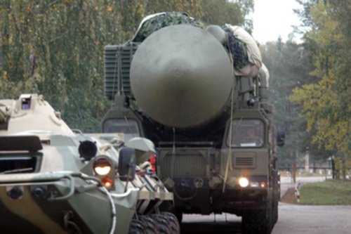 俄战略导弹部队战备演习:对导弹进行战地伪装