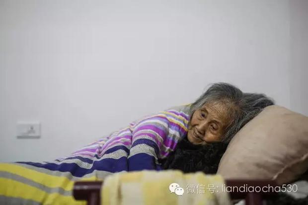 母亲留下3缸稻谷给3个智障儿 不料老大已去世