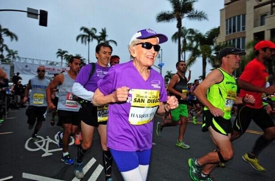 当地时间5月31日，92岁的哈丽雅特·汤普森跑完全程约42公里的“摇滚马拉松”比赛，耗时7小时24分钟36秒，成为历史上完成全程马拉松的最年长女性。（图片来源：美联社）