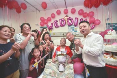 87岁老人病房庆祝白金婚 携手走过70年风雨人生