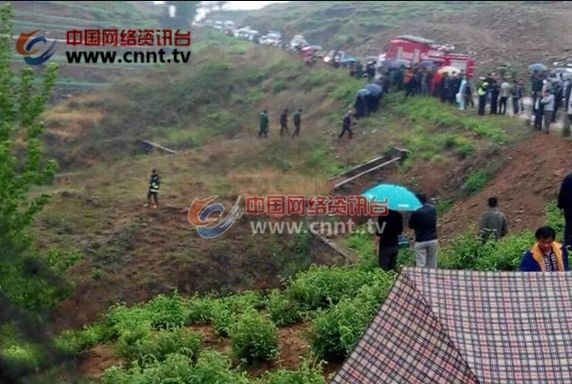 山东平邑一辆载20余人客车侧翻坠沟 致多人受伤