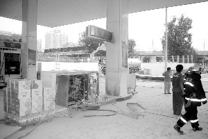 司机未等油加满启动汽车 带倒加油机酿火灾(图