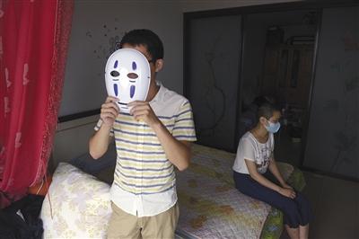 白血病女孩地铁内扮卡通人物求助 男友不离弃