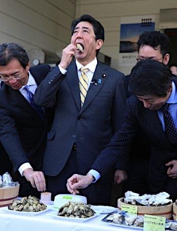 安倍视察灾区试吃海产品。