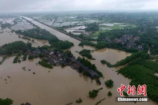 　　7月3日，受连续强降雨影响，江苏句容部分地区出现了不同程度的内涝。在句容后白镇李家桥村，农田和河道全部被淹没，村落像是“汪洋”中的一座孤岛。 钟学满 摄