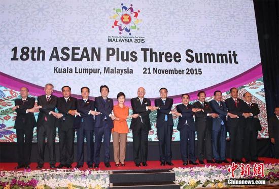 当地时间11月21日下午，中国国务院总理李克强在吉隆坡国际会议中心出席第十八次东盟与中日韩（10+3）领导人会议，东盟十国领导人以及韩国总统朴槿惠、日本首相安倍晋三共同出席。马来西亚总理纳吉布主持会议。 中新社记者 刘震 摄