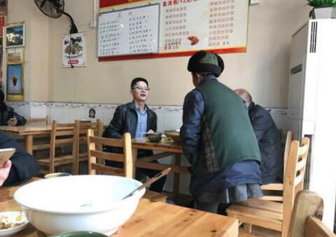 新闻哥吐槽:女生反驳男学霸观点被尾随暴打,高学历流氓啊 新闻哥吐槽:女生反驳男学霸观点被尾随暴打,高学历流氓啊图片