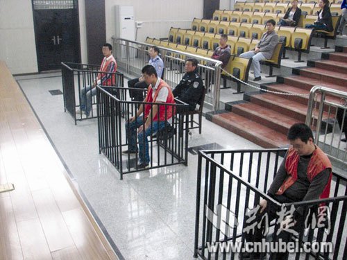 加油站突发血案 亲友抬着19岁“轮椅男”自首