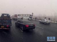 高清组图：北京冰天雪地雾朦胧 路人多摔倒