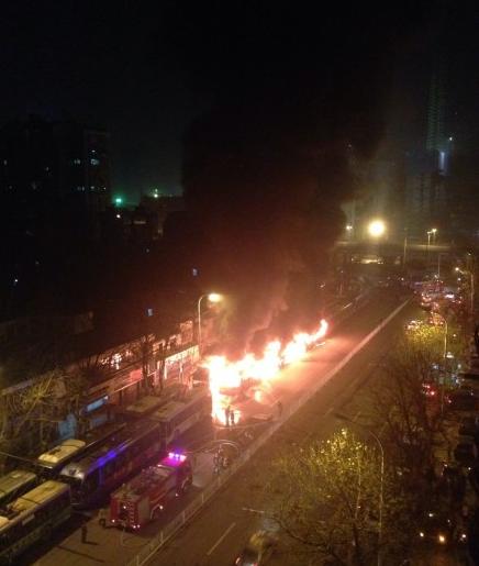高清图—武汉市汉口中山大道数辆电动公交车被点燃烧