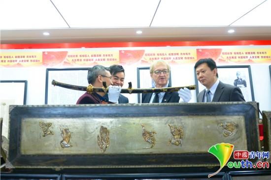 安倍外祖父供奉军刀曝光：刀鞘刻浮世绘春宫图