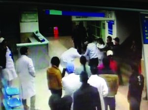 醉汉 殴打医生 :老子有钱 看不好病就杀你全家_