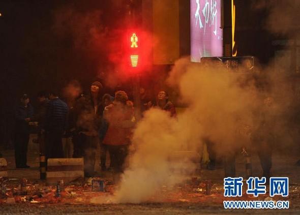 北京元宵夜：鞭炮烟花狂欢 空气严重污染