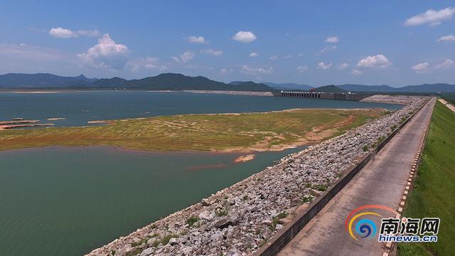 由于水位下降,大广坝水库库区大片土地裸露出来.南海网见习记者刘洋摄