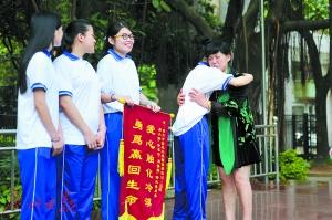阿姨鱼骨卡喉险送命 女生放弃面试相助终脱险(图)