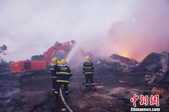 广西北海一木制品加工厂起火 消防官兵星夜救援