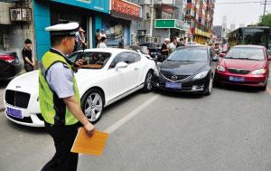 价值380万宾利被刮 数十人站圈围观(组图)