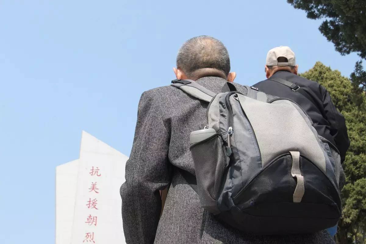 4月2日下午,陈亚洲来到开城志愿军烈士陵园祭拜父亲。 4月2日下午,陈亚洲来到开城志愿军烈士陵园祭拜父亲。