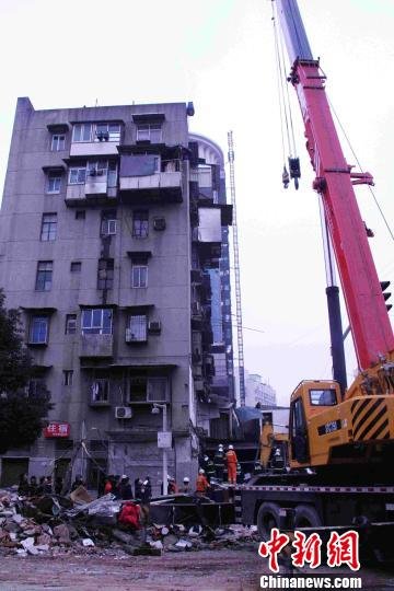 武汉市汉阳区一房屋垮塌 现场救出11人