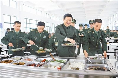 12月10日，中共中央总书记、中共中央军委主席习近平在广州军区某装步营，与官兵共进午餐。本报记者周朝荣摄