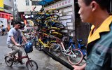 广州城中村 共享单车被“叠罗汉”