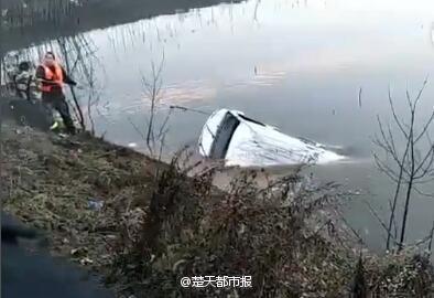 湖北一客车不慎落入湖中 已致18人死亡