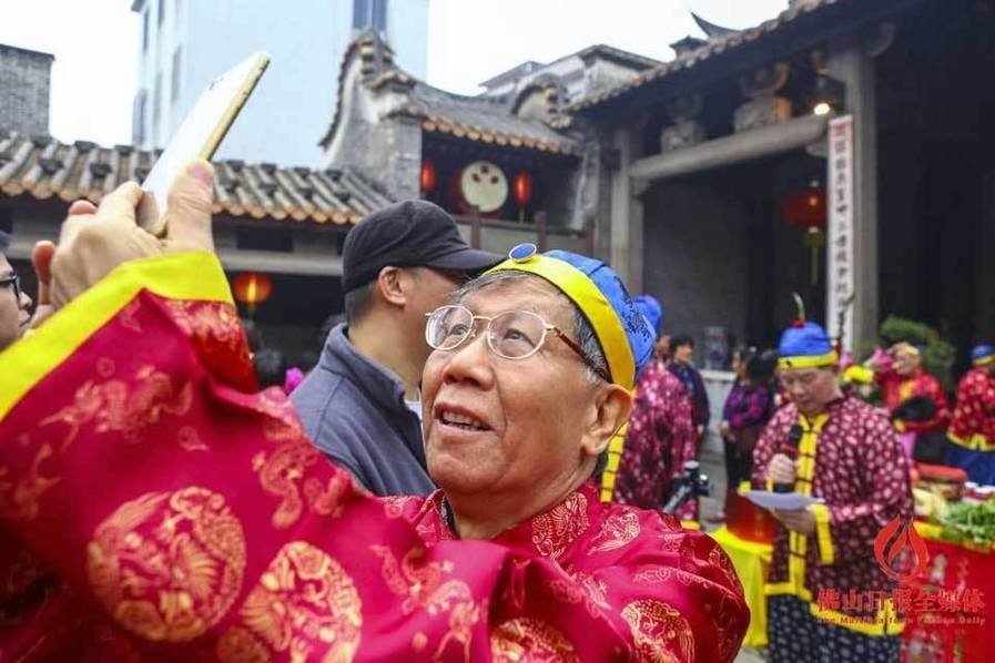 实拍佛山村落冬至祭祖 集体穿马褂向祖先叩首(图)