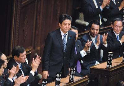 在日本东京国会众议院,自民党总裁安倍晋三(中)当选日本首相后向议员