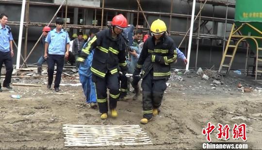 浙江一建筑工地工人坠落 4根钢筋插入身体(图)