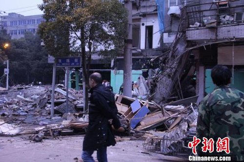 武汉市汉阳区一房屋垮塌 现场救出11人