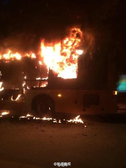 高清图-广州大道南敦和公交站301路公交车爆炸起火