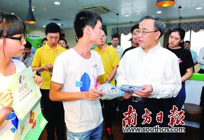 胡春华赴华南师大调研 与青年朋友共度“五四”