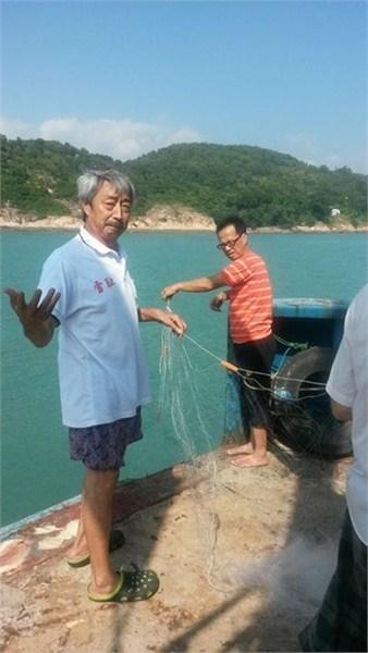 9月18日，“保钓行动委员会”成员在香港海域捕鱼