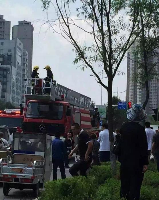 吉林一油漆工作业时遭电击身亡 倒挂电线杆