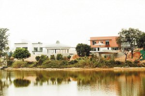 <em>深圳沙井</em>黑老大被捕前烧现金 废品站藏皇宫_