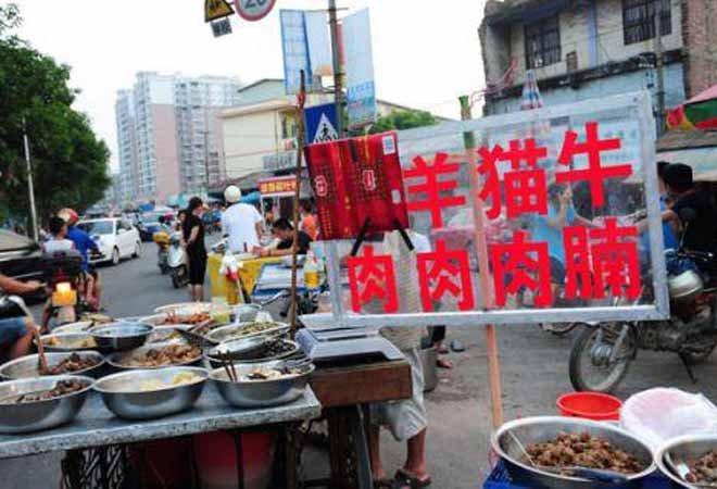 2015年,玉林狗肉节时,商贩被迫遮盖了“狗”字 2015年,玉林狗肉节时,商贩被迫遮盖了“狗”字