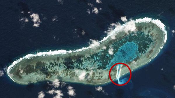 卫星图曝越南在南沙挖新航道 岛礁被挖出一条