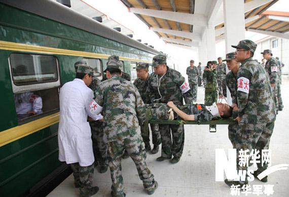 老专家挂列兵衔当卫生员 亲自为士兵动手术