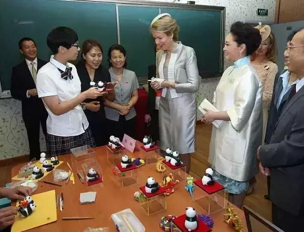 彭丽媛参观北京启喑实验学校 手语问候聋哑儿童