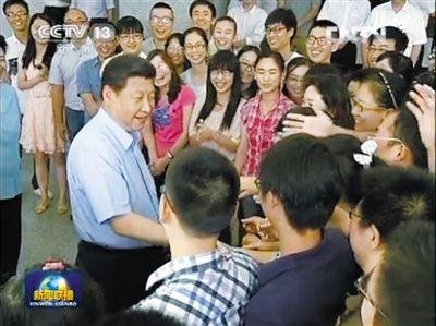 Yesterday, the Chinese Academy of Sciences, just before parting when a flock of graduate students crowd around, say hello to to Xi Jinping's secretary-general, xi Jinping is the same as they one by one handclasp, enquire they study life situation. That day, xi Jinping's secretary-general inspects the job to the the Chinese Academy of Sciences. CCTV cut screen