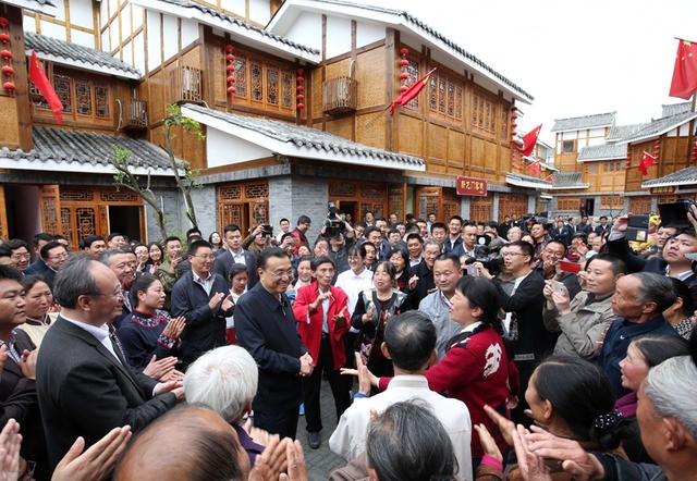 李克强考察震后重建的芦山二中：要建最坚固校舍