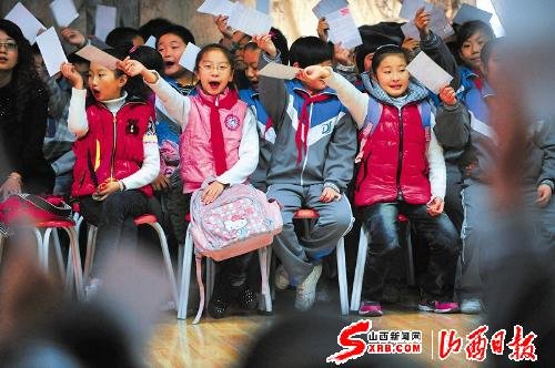 太原市迎泽区为学生办理读书卡(图)