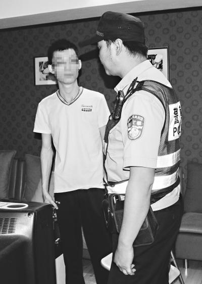 男孩高考失利拿15万读武汉大学 毕业查不到学籍