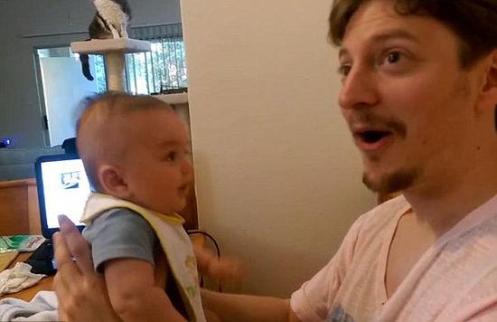 3个月大男婴向父告白“我爱你”。
