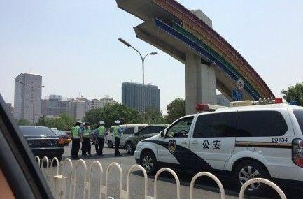 北京建国门桥西侧黑色无牌奥迪撞飞交警 长安街内侧封锁武警到场