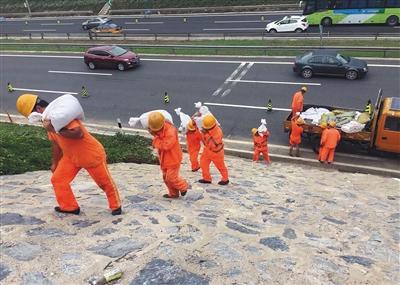 北京今遇大暴雨可错峰上下班 应绕行6个易积水地点