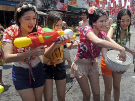 泰国民众喜迎泼水节 美女湿身