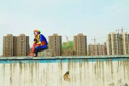 小丑与大都市,图片来自《中国青年报》 小丑与大都市,图片来自《中国青年报》