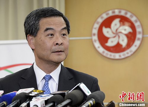 3月18日，香港特别行政区行政长官梁振英在北京举行记者会，简要介绍了与国家主席习近平、国务院总理李克强会面的情况。中新社发侯宇摄